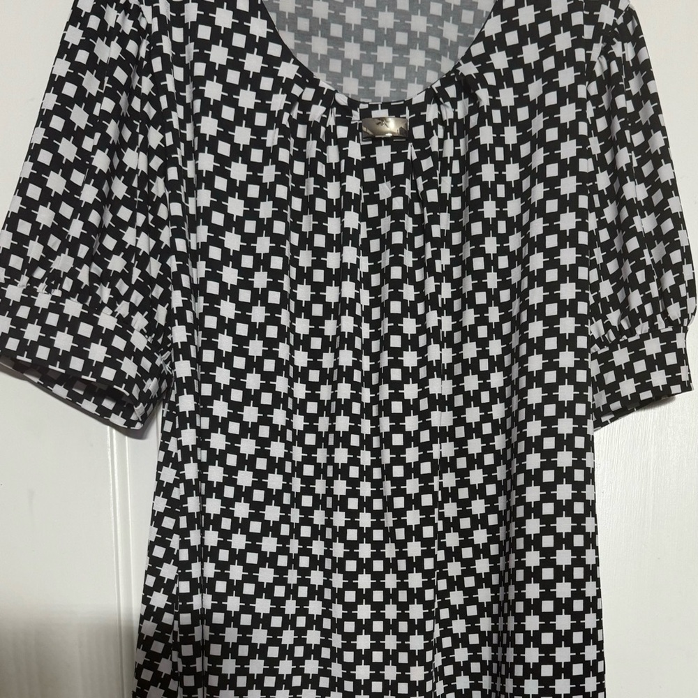Black and White Geometric Women's Top